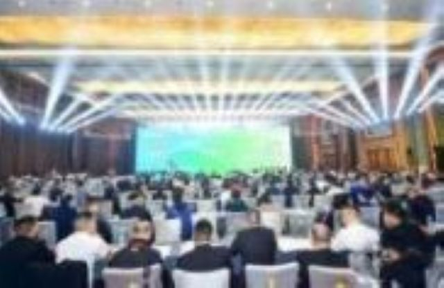 “在困境中聚力前行”——黄果树论坛·首届中国（西南）砂石行业生态文明建设发展峰会隆重开幕